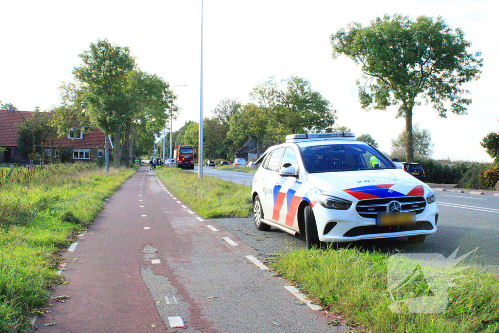 Bestelbus botst op vrachtwagen