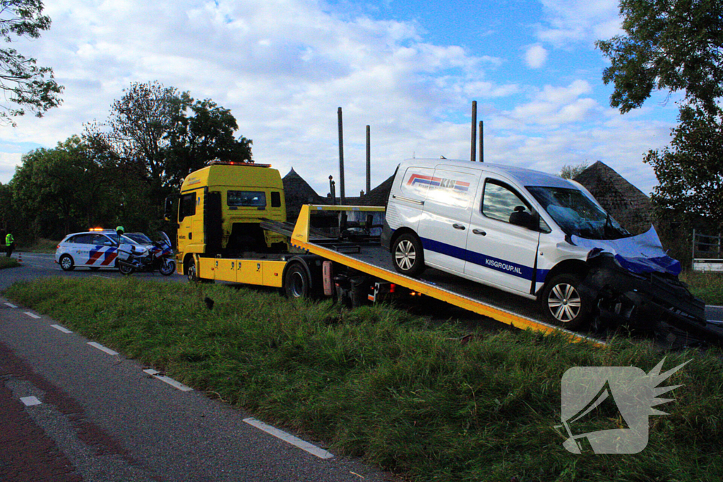 Bestelbus botst op vrachtwagen
