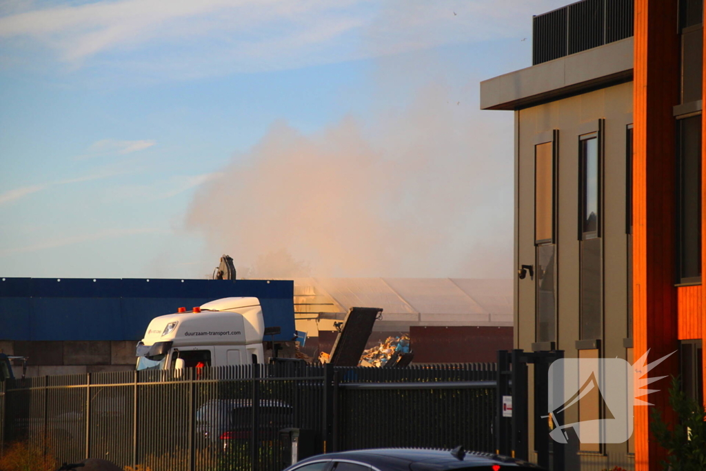 Brand bij afvalverwerkingsbedrijf zorgt voor flinke rookontwikkeling