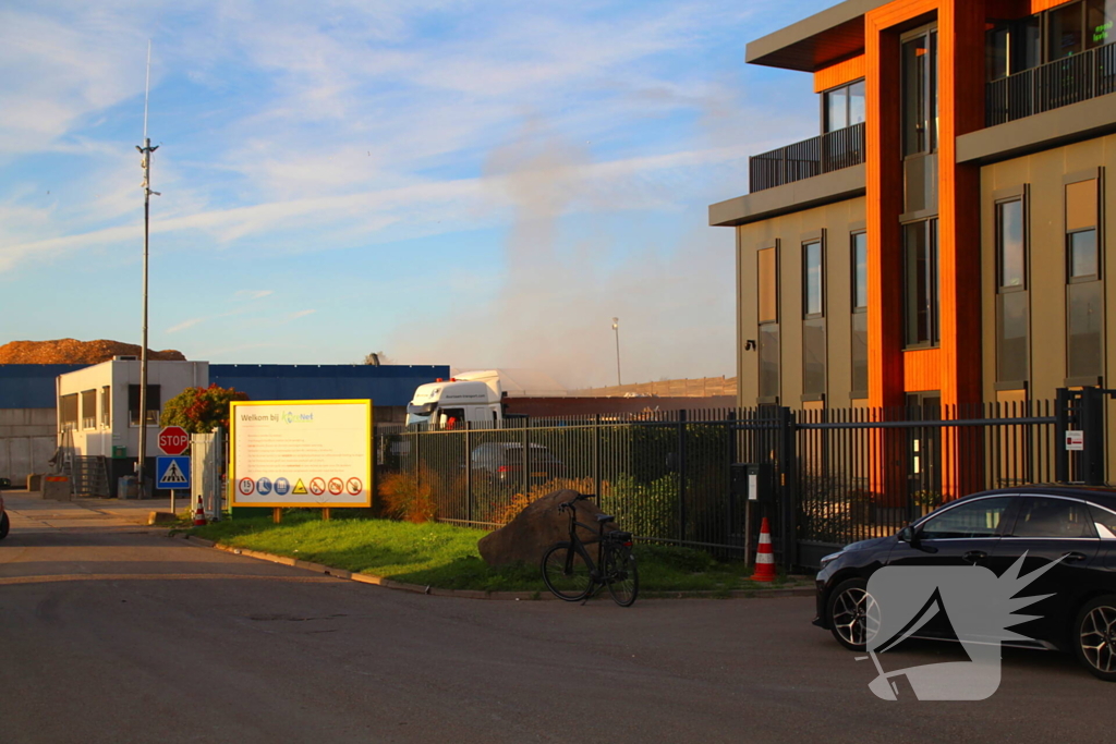 Brand bij afvalverwerkingsbedrijf zorgt voor flinke rookontwikkeling