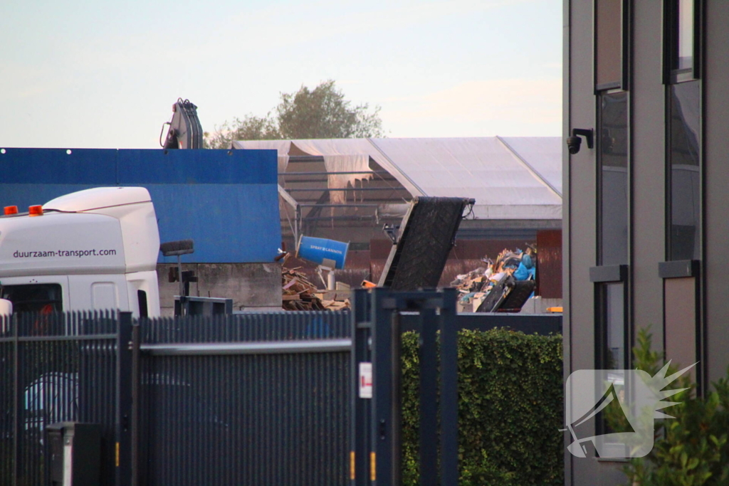 Brand bij afvalverwerkingsbedrijf zorgt voor flinke rookontwikkeling