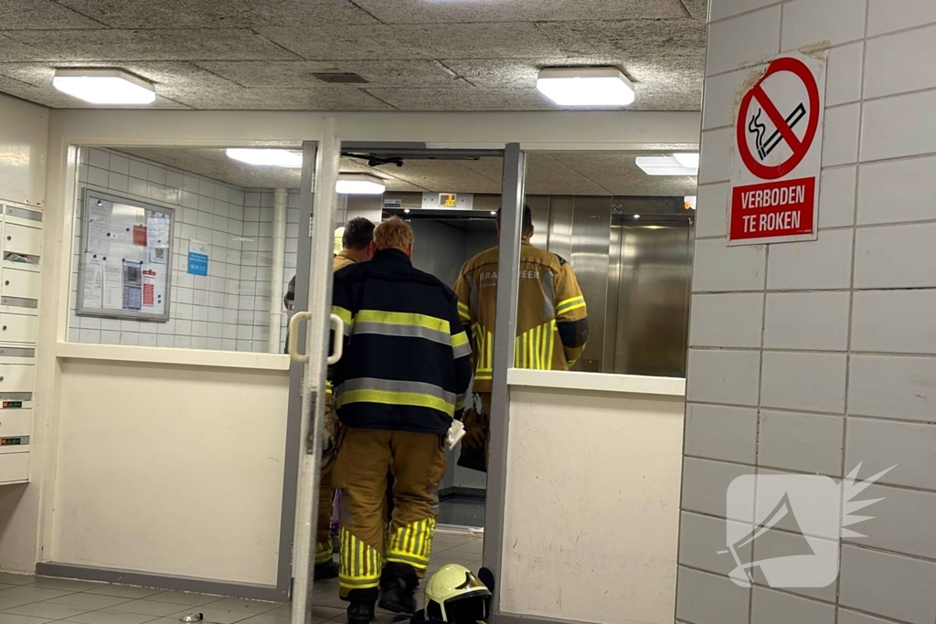 Sterke terpentine lucht in liftschachten te ruiken