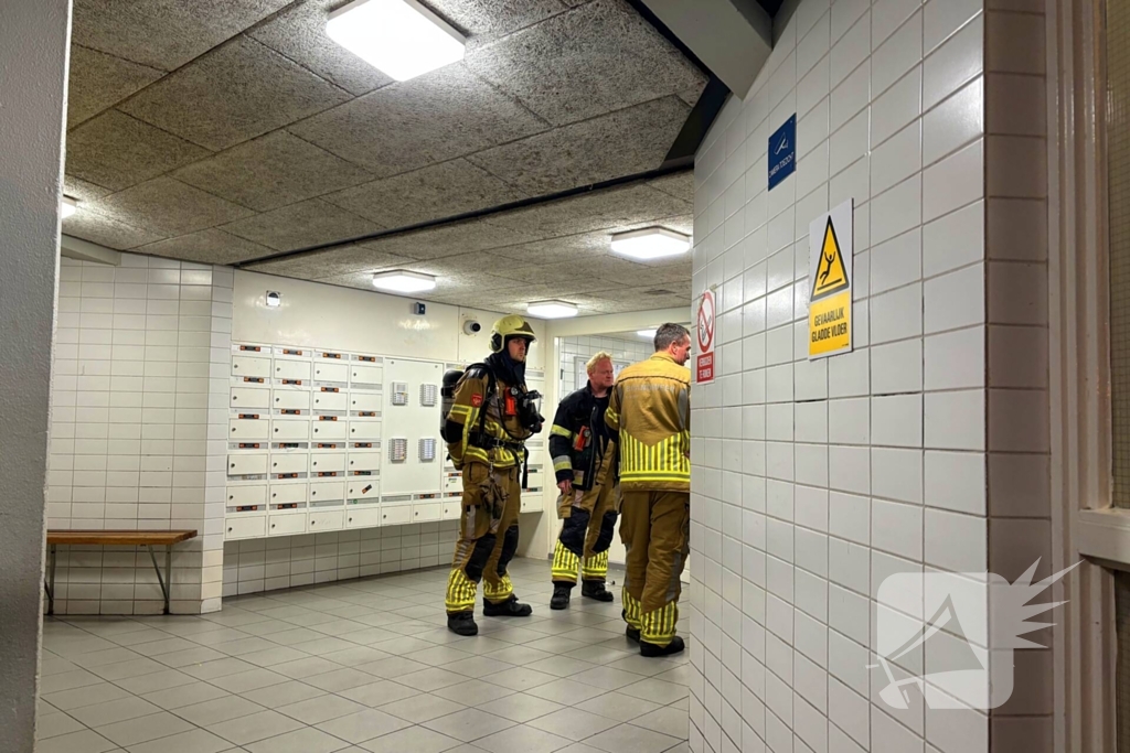 Sterke terpentine lucht in liftschachten te ruiken
