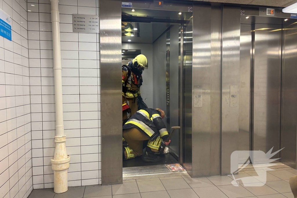 Sterke terpentine lucht in liftschachten te ruiken