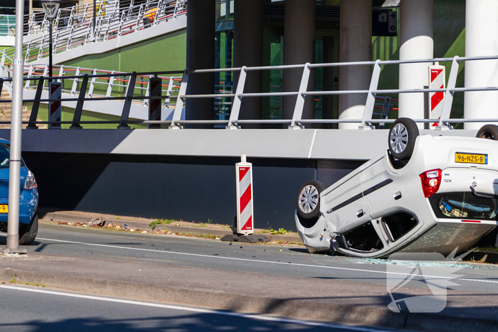 Auto botst achterop voertuig met kind erin