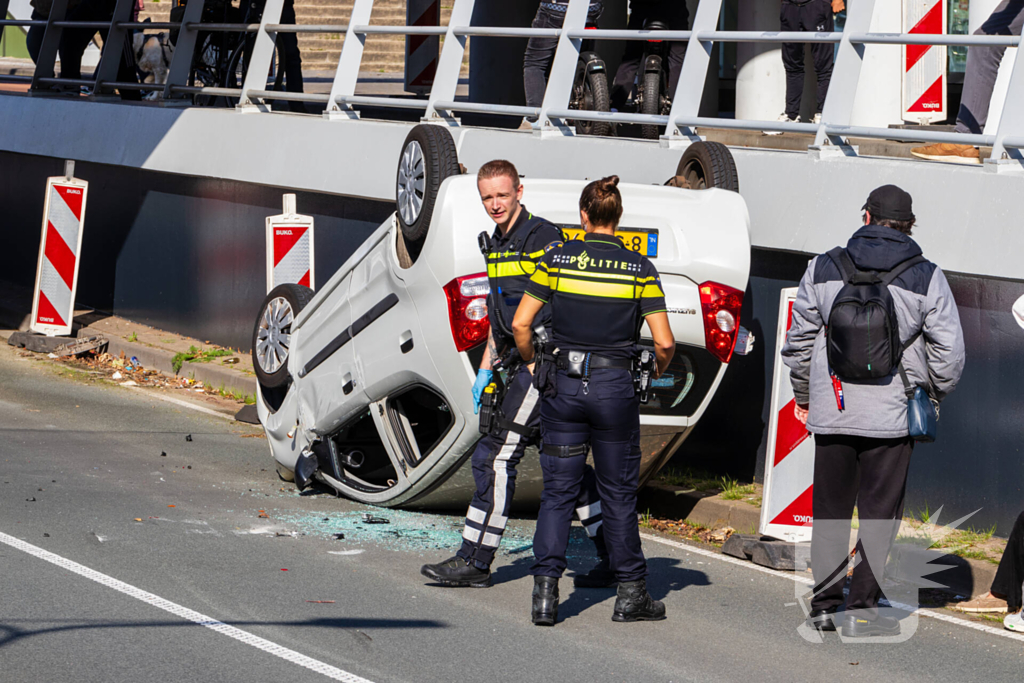 Auto botst achterop voertuig met kind erin