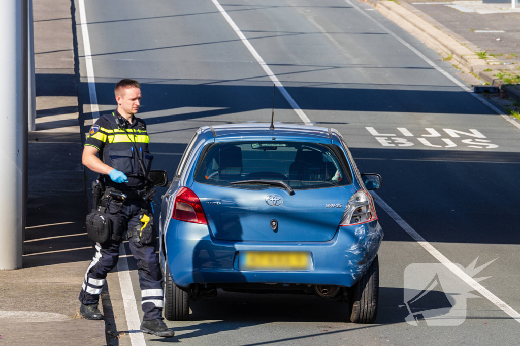 Auto botst achterop voertuig met kind erin
