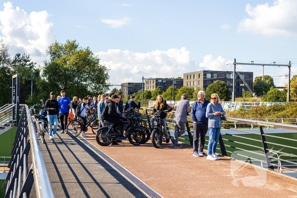 Auto botst achterop voertuig met kind erin
