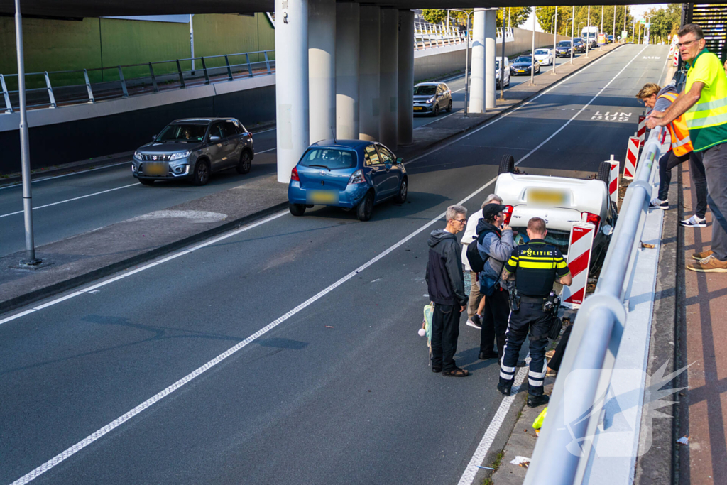Auto botst achterop voertuig met kind erin