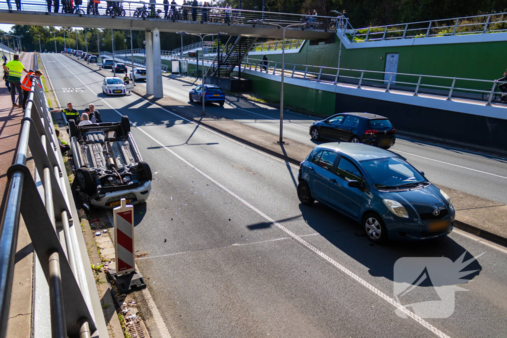 Auto botst achterop voertuig met kind erin