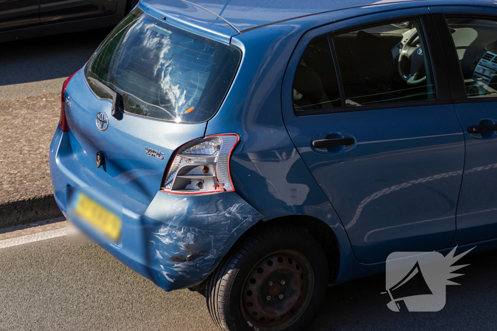 Auto botst achterop voertuig met kind erin