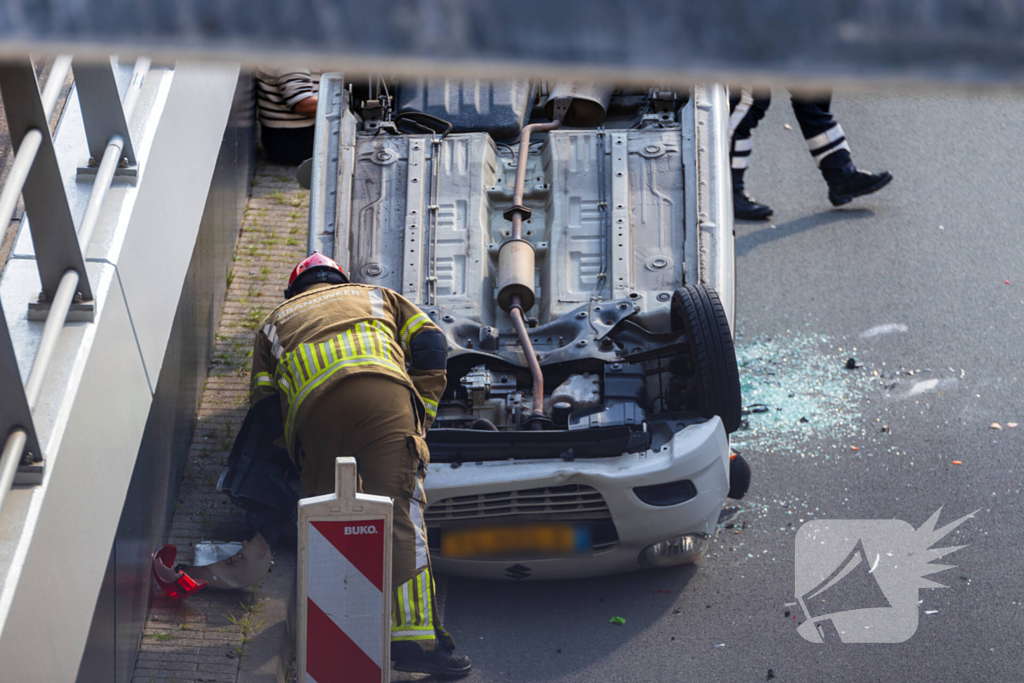 Auto botst achterop voertuig met kind erin