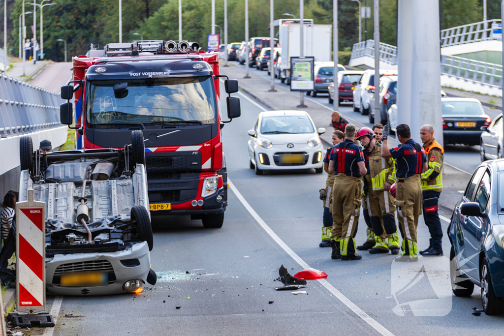 Auto botst achterop voertuig met kind erin