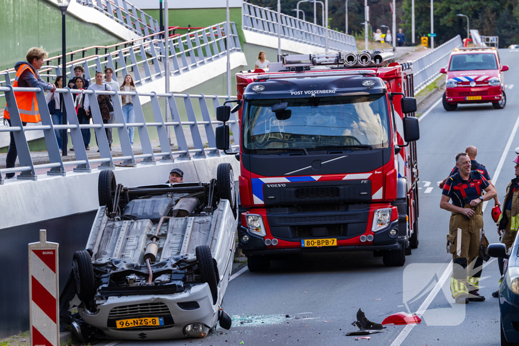 Auto botst achterop voertuig met kind erin