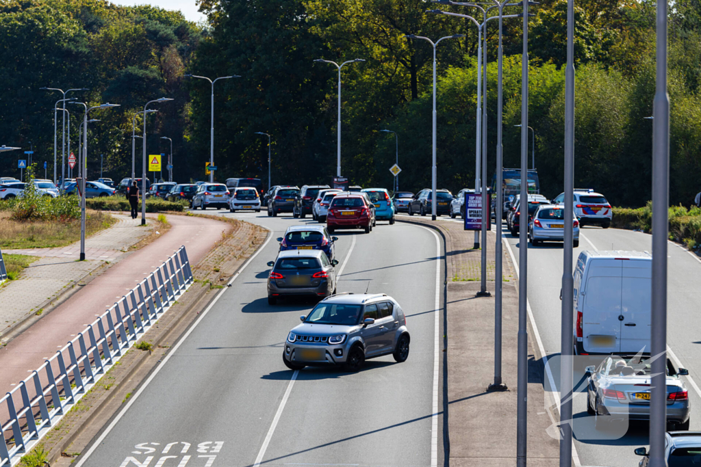 Auto botst achterop voertuig met kind erin