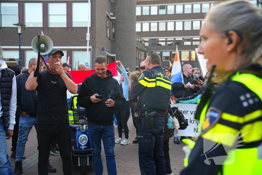 Voor- en tegendemonstranten van AZC's tegenover elkaar