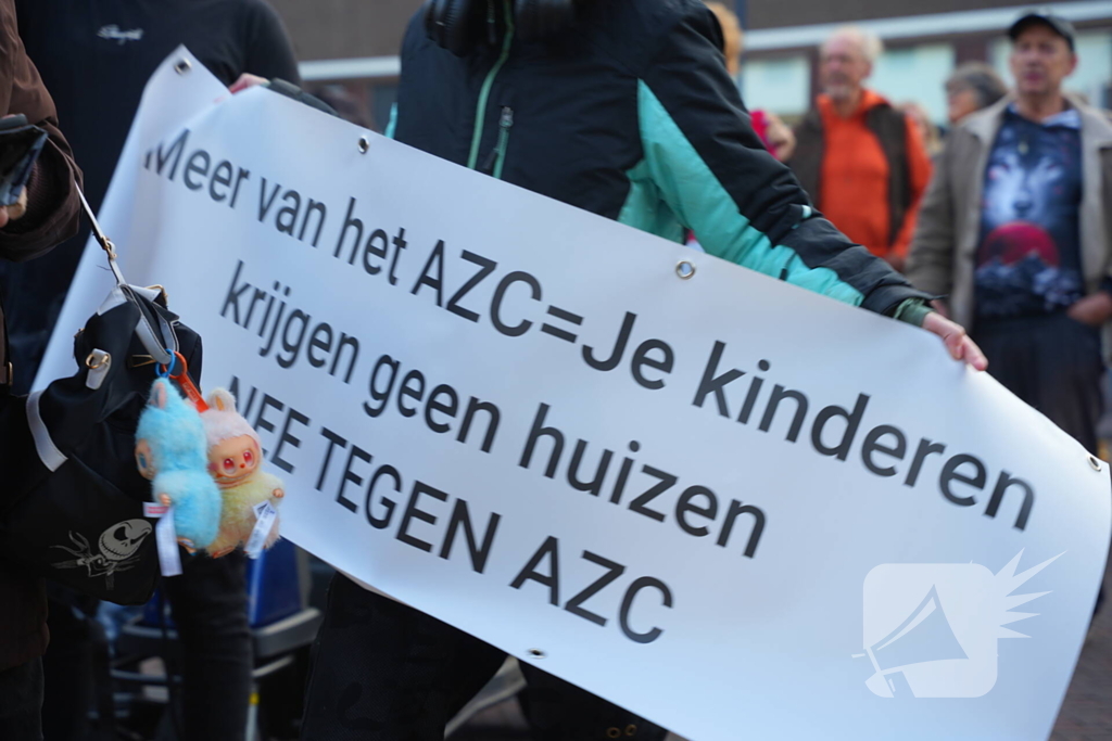 Voor- en tegendemonstranten van AZC's tegenover elkaar