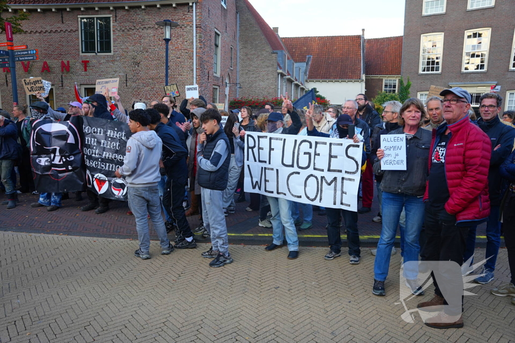 Voor- en tegendemonstranten van AZC's tegenover elkaar