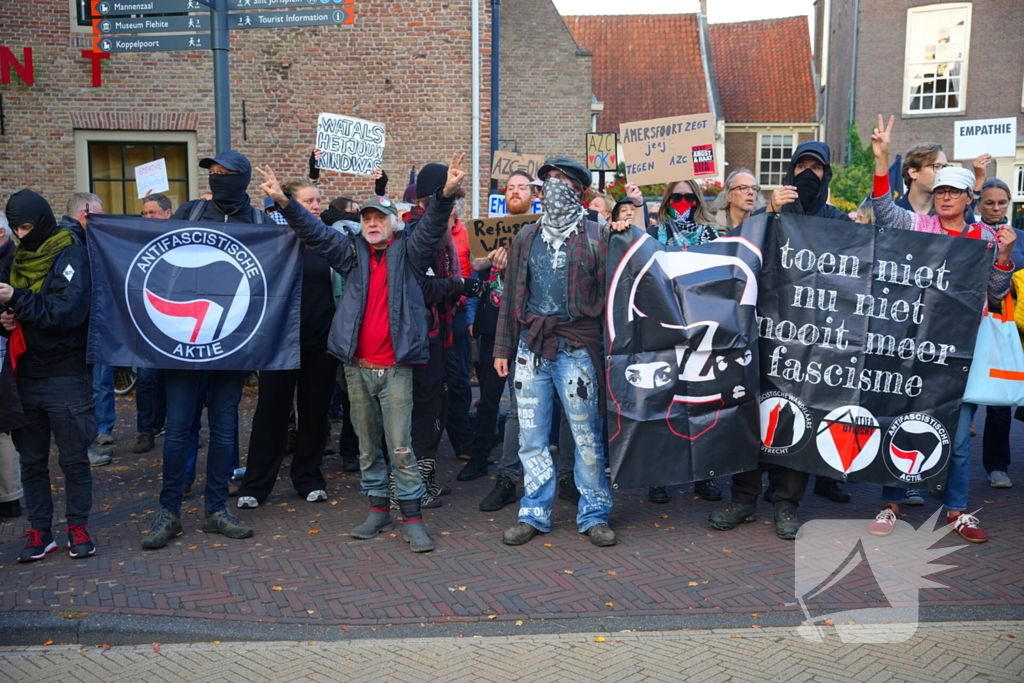Voor- en tegendemonstranten van AZC's tegenover elkaar