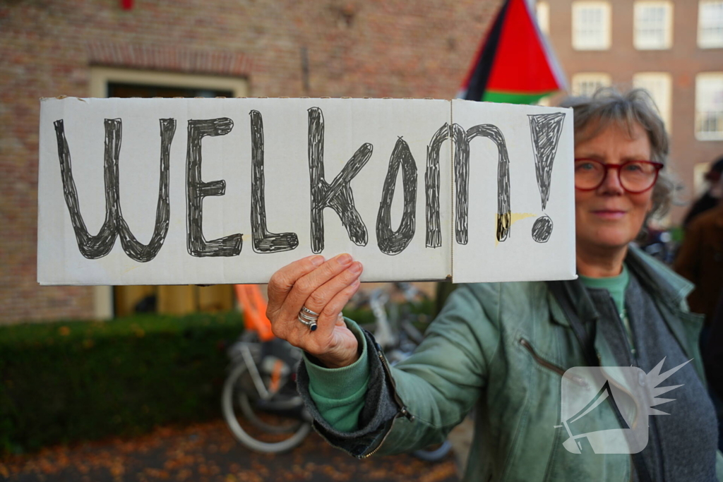 Voor- en tegendemonstranten van AZC's tegenover elkaar