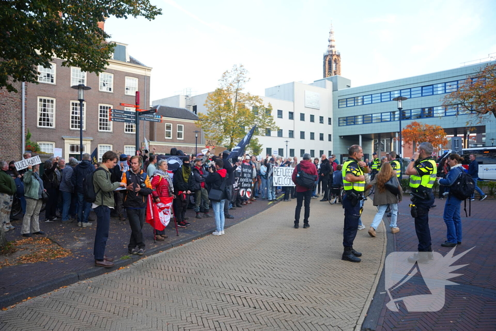 Voor- en tegendemonstranten van AZC's tegenover elkaar