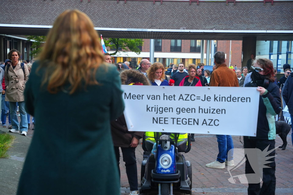 Voor- en tegendemonstranten van AZC's tegenover elkaar