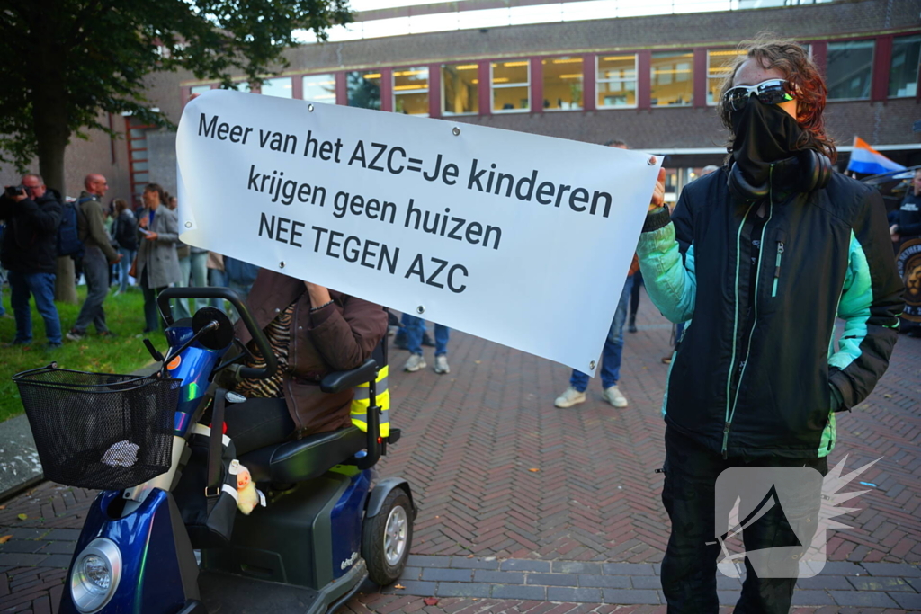 Voor- en tegendemonstranten van AZC's tegenover elkaar