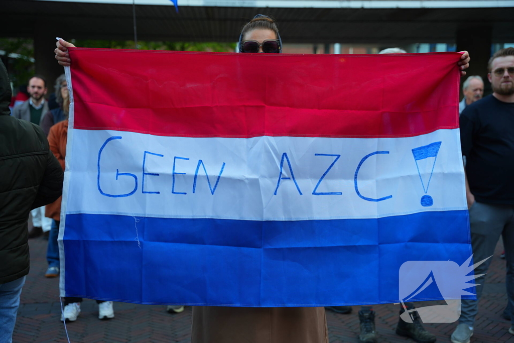 Voor- en tegendemonstranten van AZC's tegenover elkaar