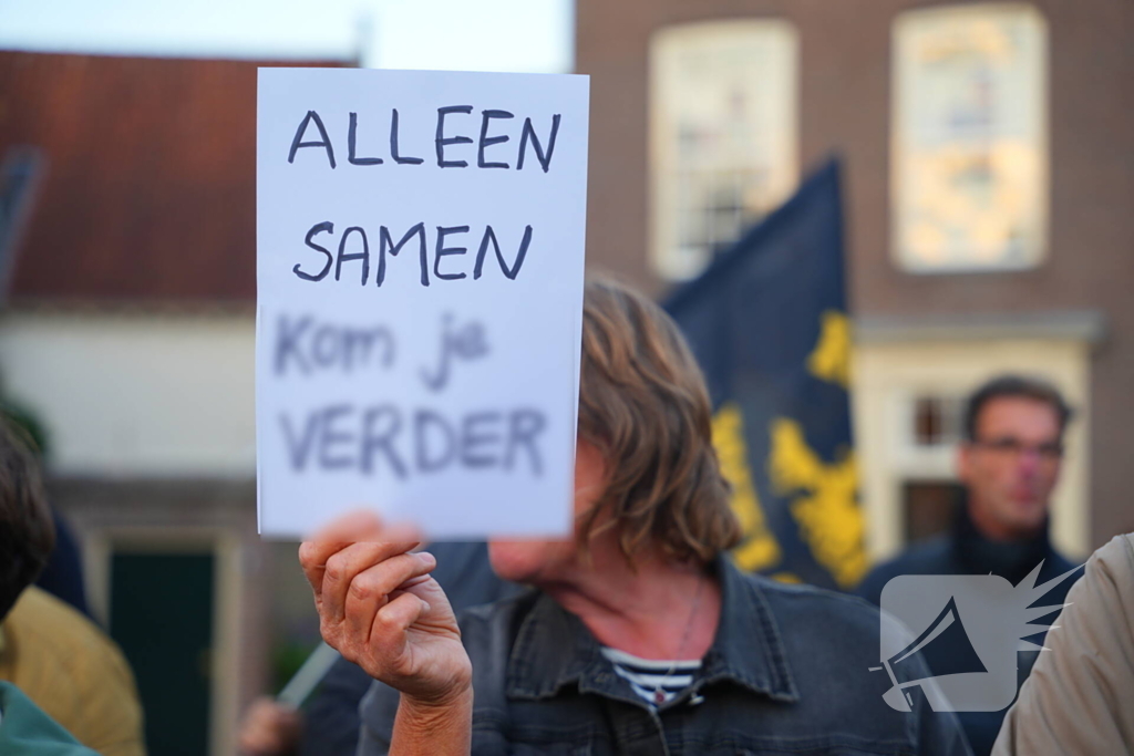 Voor- en tegendemonstranten van AZC's tegenover elkaar