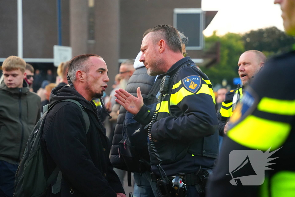 Voor- en tegendemonstranten van AZC's tegenover elkaar