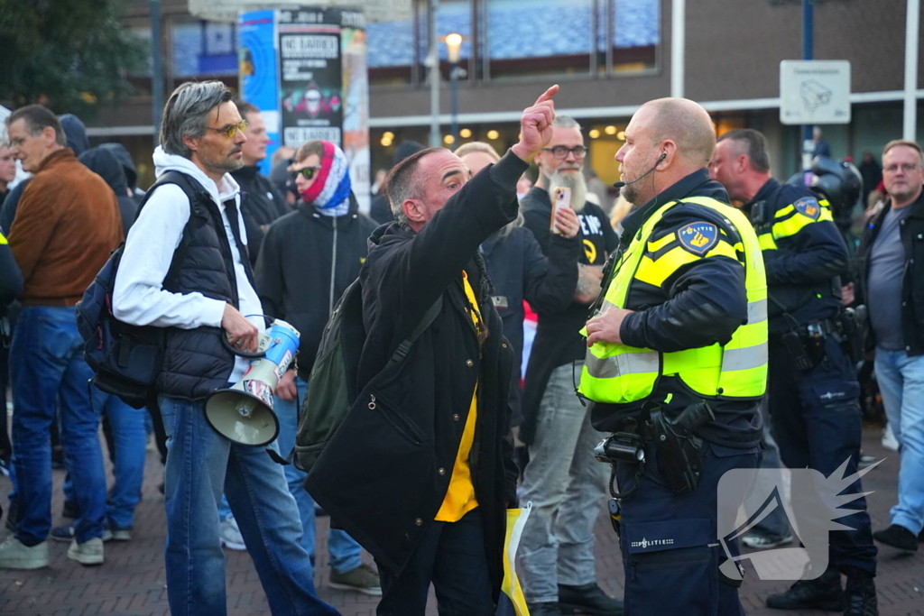Voor- en tegendemonstranten van AZC's tegenover elkaar
