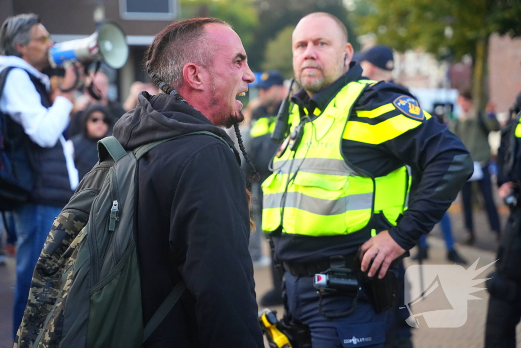 Voor- en tegendemonstranten van AZC's tegenover elkaar
