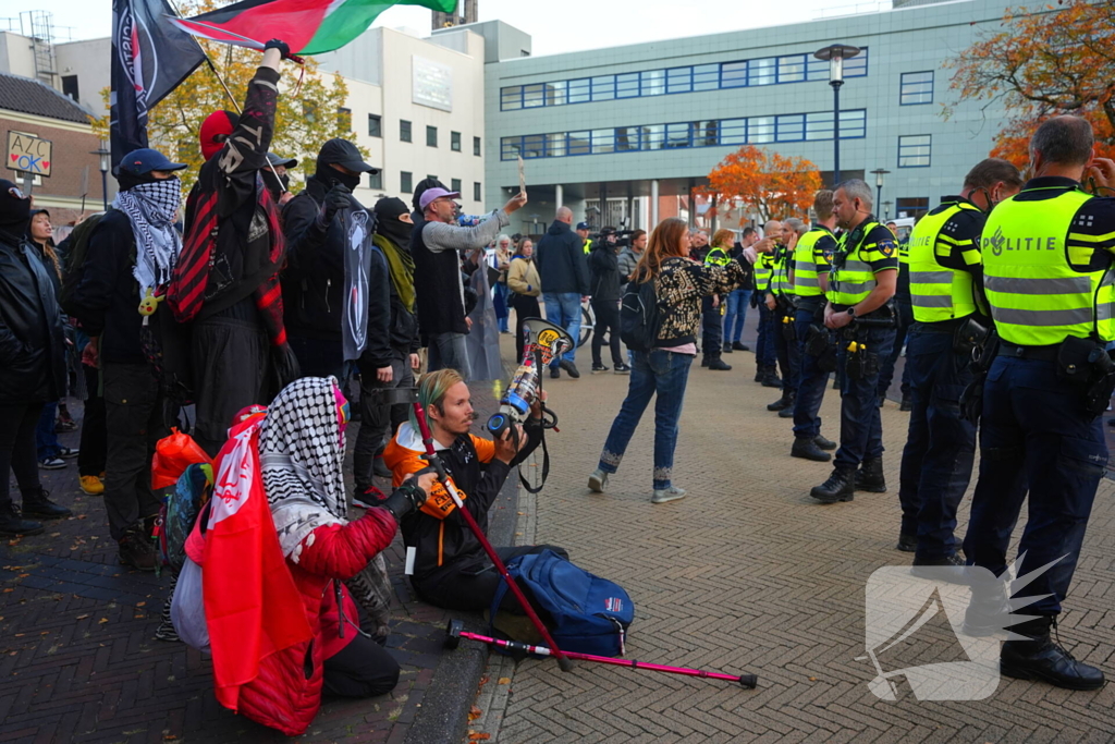 Voor- en tegendemonstranten van AZC's tegenover elkaar