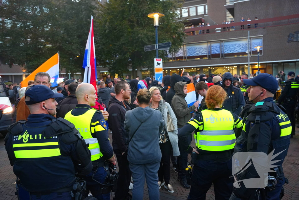 Voor- en tegendemonstranten van AZC's tegenover elkaar