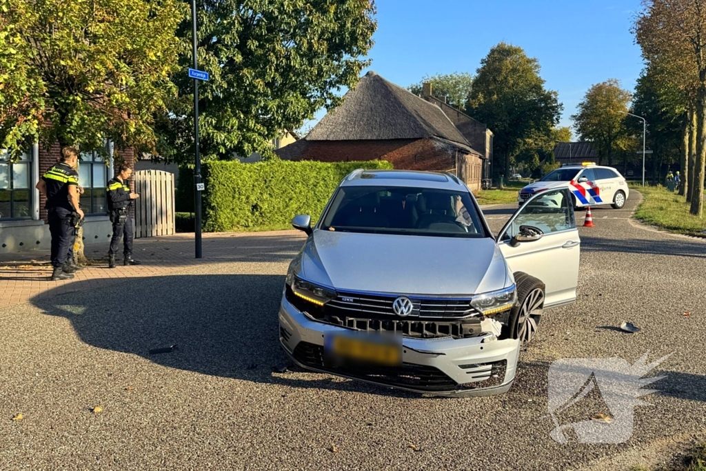 Botsing tussen politiewagen en personenauto