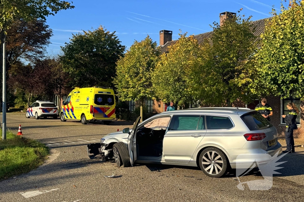Botsing tussen politiewagen en personenauto