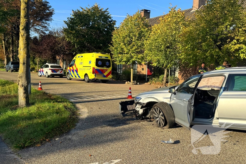 Botsing tussen politiewagen en personenauto