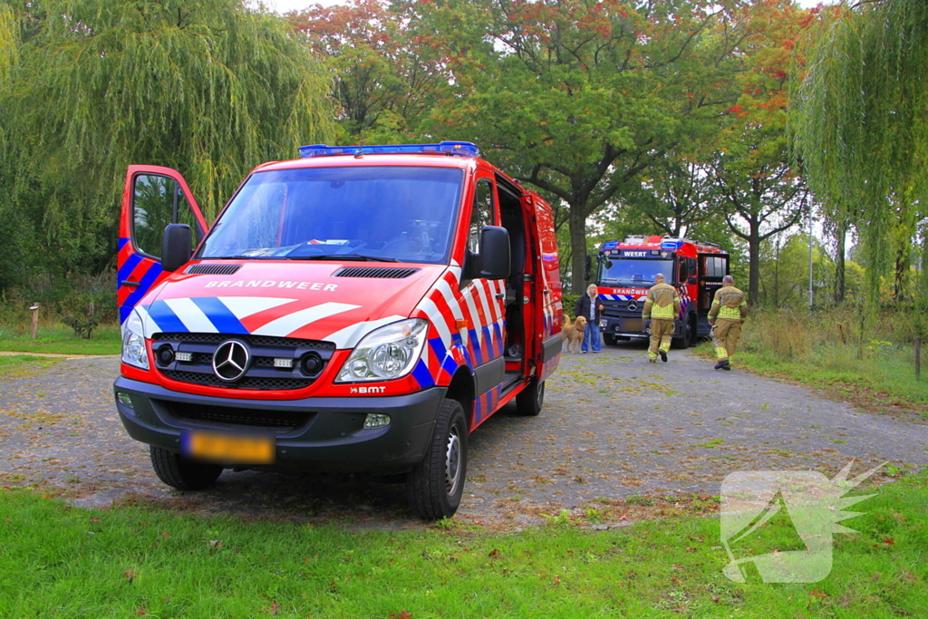 Hondje Rex gered uit water