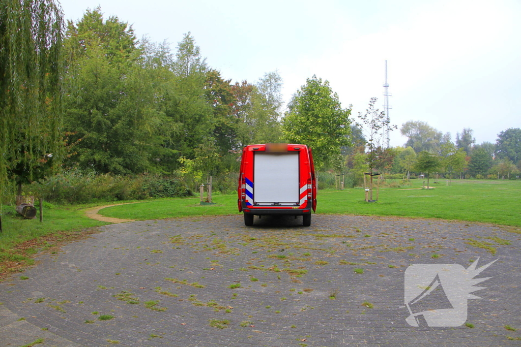 Hondje Rex gered uit water
