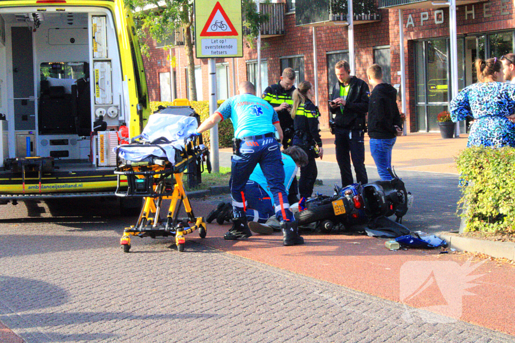 Scooterrijder gewond bij aanrijding met auto