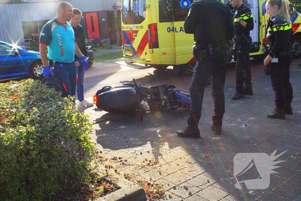 Scooterrijder gewond bij aanrijding met auto