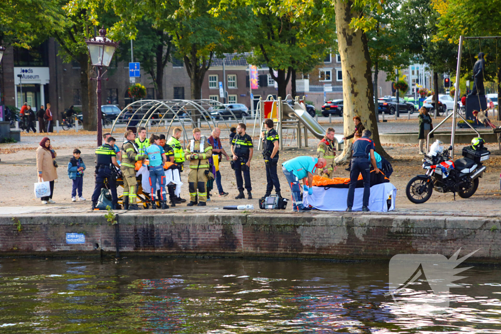 Twee mensen uit water gered