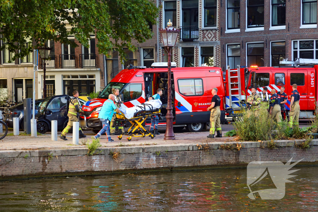 Twee mensen uit water gered