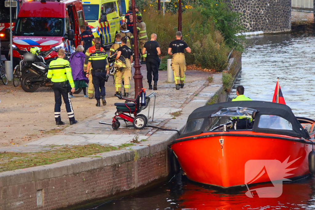 Twee mensen uit water gered