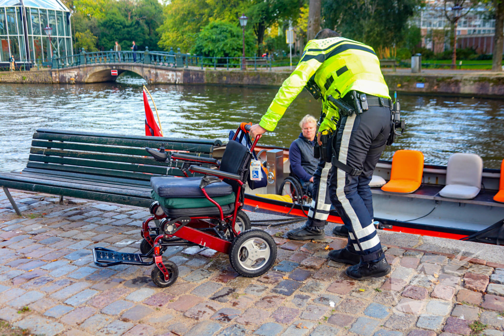 Twee mensen uit water gered