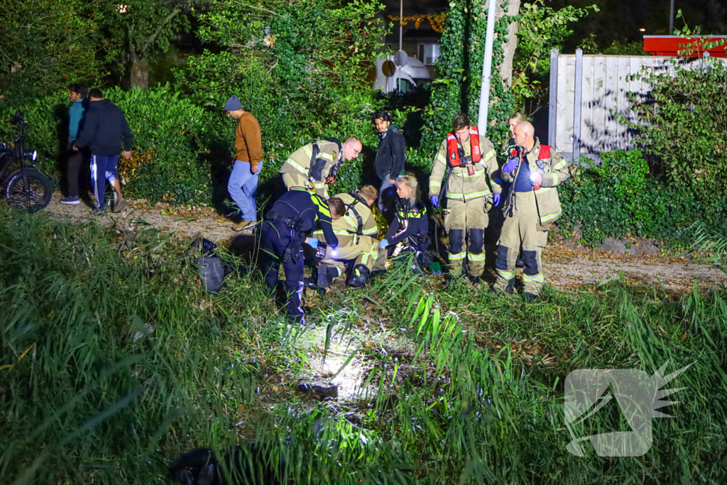 Scootmobiel bestuurder uit water gered