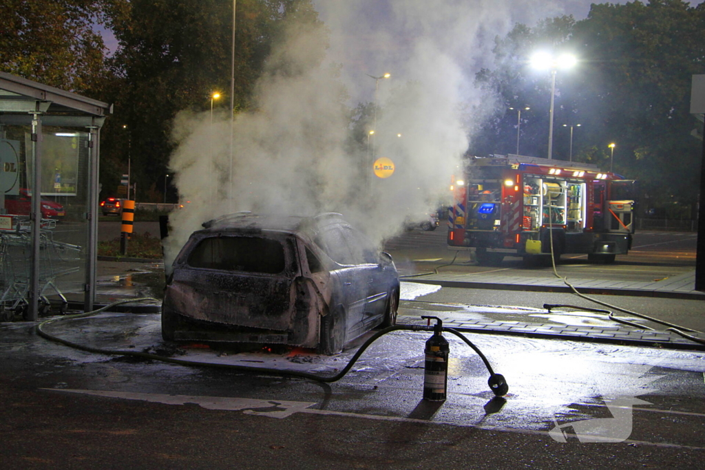 Auto gaat in vlammen op parkeerplaats