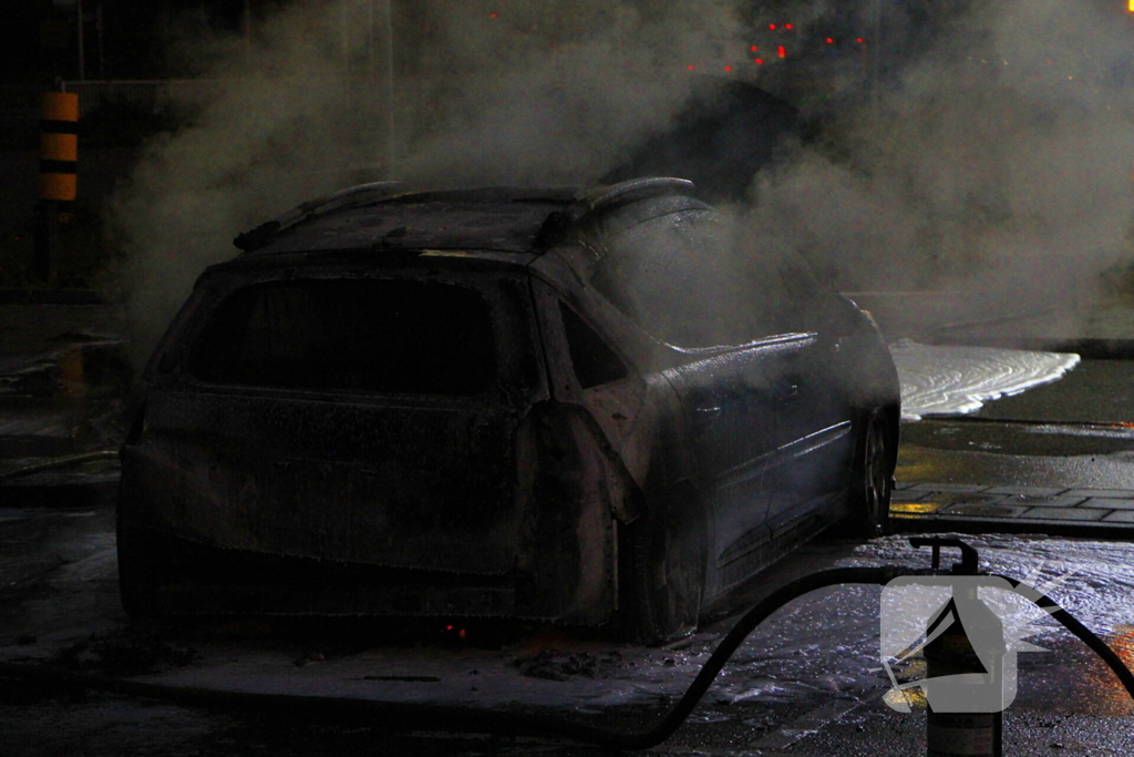 Auto gaat in vlammen op parkeerplaats