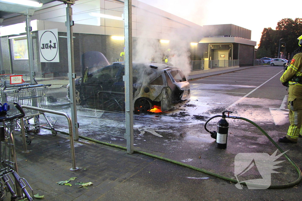 Auto gaat in vlammen op parkeerplaats