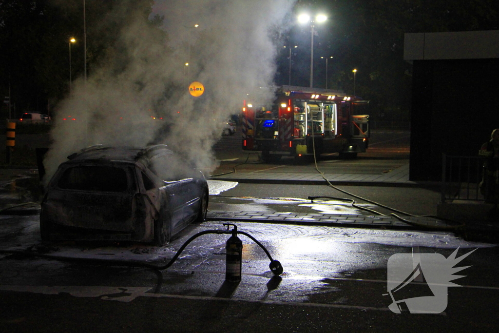 Auto gaat in vlammen op parkeerplaats
